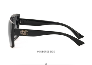 Vue latérale à 90 degrés de lunettes de soleil noires avec logo doré sur la branche