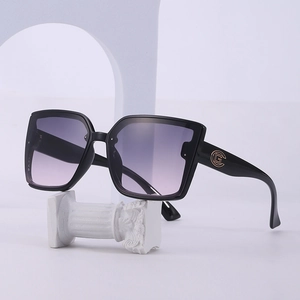 Lunettes de soleil carrées oversize chic avec verres dégradés violets et logo doré