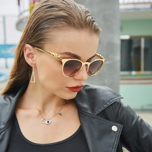 Occhiali da sole vintage da donna dorati con lenti sfumate e dettagli a testa di leopardo