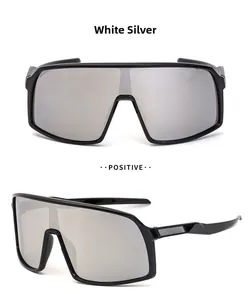Details einer verspiegelten Sport-Sonnenbrille mit schwarzem Rahmen und grauen Bügeln
