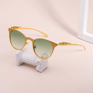 Occhiali da sole cat-eye di lusso con decoro leopardo dorato e lenti sfumate verdi