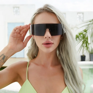 Gros plan d'un mannequin portant des lunettes de soleil masque XXL avec branches blanches