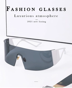 Détail des branches blanches ajourées et du verre gris sur les lunettes de sport