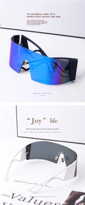 Détail de lunettes de cyclisme PC oversize avec protection UV400 et verres bleus futuristes