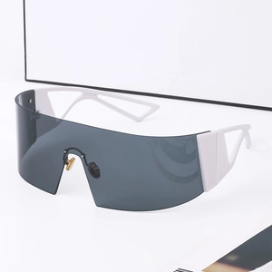 Lunettes de soleil bouclier futuristes blanches à monture surdimensionnée avec verres gris