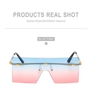 Détail de lunettes de soleil sans monture avec verres dégradés bleu-rose et pont doré