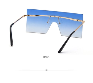 Vue arrière des lunettes de soleil carrées dorées avec verres bleus dégradés et branches