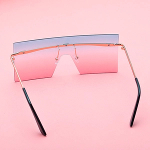 Lunettes de soleil sans monture surdimensionnées avec verres dégradés rose-bleu