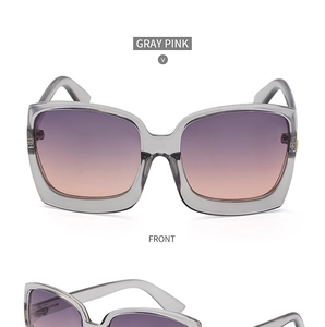 Detailansicht der quadratischen Oversize-Sonnenbrille in Transparentgrau mit rosa Verlaufsgläsern