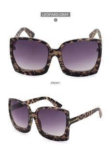 Makroansicht der Sonnenbrille mit Leopardenmuster, Grauglas und Gold-T-Akzent