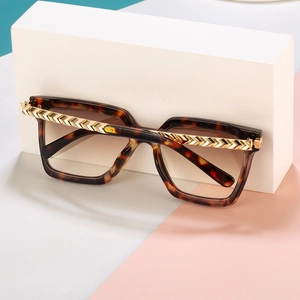 Fashionable square tortoiseshell sunglasses with textured gold metal temples and gradient lenses