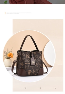 Détails du sac seau marron avec motifs de logo et finitions en métal doré brillant