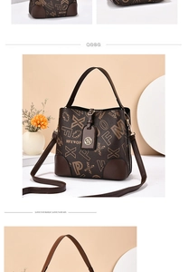 Détail du sac seau marron foncé avec imprimés monogrammes et pendentif en métal