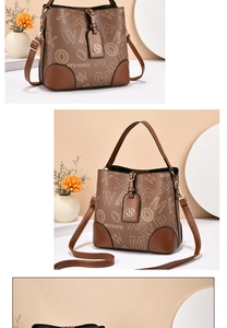 Détail d'un sac seau marron à monogramme avec texture cuir et bandoulière réglable