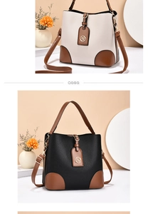 Détail de sacs seaux bicolores en cuir grainé avec logo métallique et bandoulière