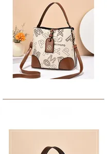 Détail du sac seau crème avec imprimé lettres et poignée en cuir marron sur une table