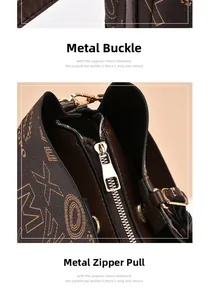 Vue macro du motif monogramme marron foncé avec détails en métal doré brillant du sac