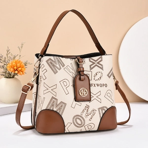 Sac seau beige avec imprimé monogramme et détails en cuir marron élégant