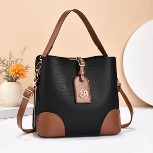 Sac seau bicolore élégant avec texture grain litchi noir et détails en cuir marron