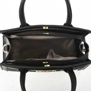 Vue intérieure du sac en cuir montrant les compartiments et la doublure grise