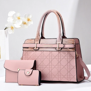 Ensemble 3 pièces de sacs roses avec textures crocodile et détails en métal doré