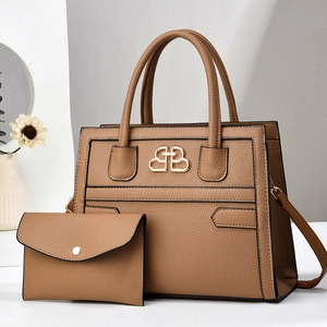 Ensemble sac cabas et pochette marron motif litchi avec détails logo doré métallisé