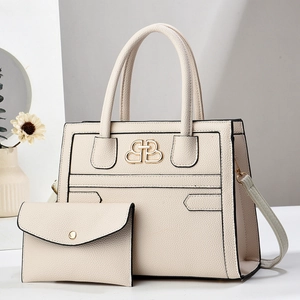 Sac cabas beige à motif litchi avec logo en métal et bandoulière amovible