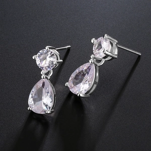 Elegante 925 sterling zilveren druppeloorbellen met peervormige zirkonia in een klauwzetting