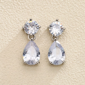 Detail van 925 sterling zilveren druppeloorbellen met fonkelende zirkonia kristallen