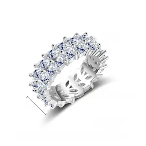 Détail de la bague de 0,7 cm avec double rangée de zircons AAA et plaqué or blanc