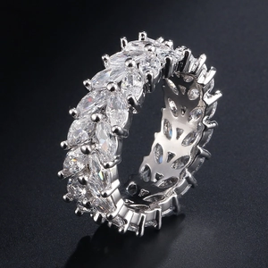 Vue macro d'une bague éternité à double rangée de zircons marquise en argent poli