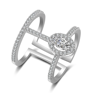 Détail d'une bague double couche en argent sertie d'un zircon marquise et de petits brillants