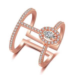 Détail d'un zircon marquise sur une bague géométrique multicouche plaquée or rose