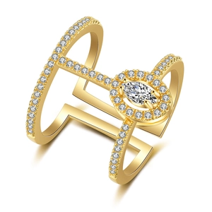 Détail macro d'une bague dorée multi-rangs avec zircon marquise et micro-pavage