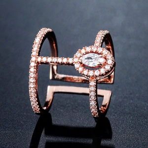 Vue macro d'une bague géométrique double couche en or rose sertie de zircons marquise