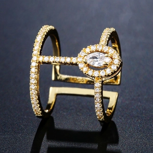 Détail d'une bague double rang en or avec zircon taille marquise et micro-pavage chic