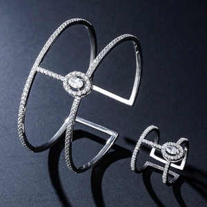 Détail de parure bijoux argentée géométrique avec zircon marquise et sertissage pavé