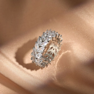 Bague élégante en argent avec zircons marquise et motif de feuilles sur soie champagne