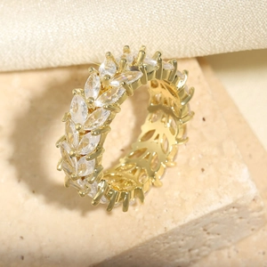 Bague ajourée en or avec double rangée de zircons marquise et motifs de feuilles