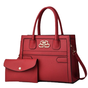 Sac à main rouge en cuir grainé avec logo BB doré et petite pochette assortie en cuir