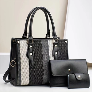 Ensemble de trois sacs noirs en tissu patchwork rayé avec des finitions dorées chic