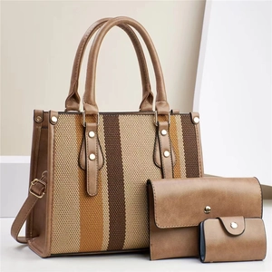 Ensemble de sacs trois pièces en toile rayée marron et anses en cuir synthétique