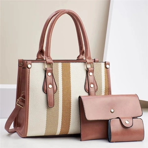 Ensemble détaillé de sac cabas en toile rayée, pochette et porte-cartes en cuir