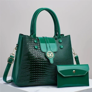 Sac cabas vert émeraude motif crocodile avec boucle dorée M et pochette assortie