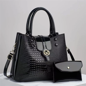 Sac à bandoulière noir vernis motif crocodile avec boucle dorée et petit pochon