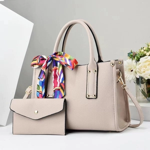 Detailansicht der cremefarbenen PU-Tasche mit Seidentuch und passender Clutch-Set