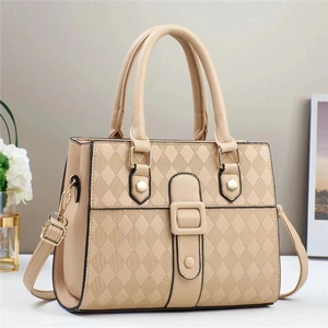 Elegante beige gesteppte Tragetasche mit Rautenmuster und verstellbarem Schultergurt