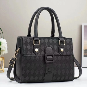 Gesteppte Schultertasche mit Rautenmuster, Goldbeschlägen und verstellbarem Gurt