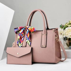 Rosa Handtaschen-Set mit Litschi-Muster, dekorativem Seidentuch und goldenen Nieten