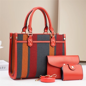 Set di tre borse rosse con borsa a righe, pochette e portacarte con tracolla regolabile